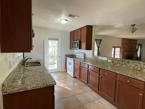 5th image of 606 Bayou Ln