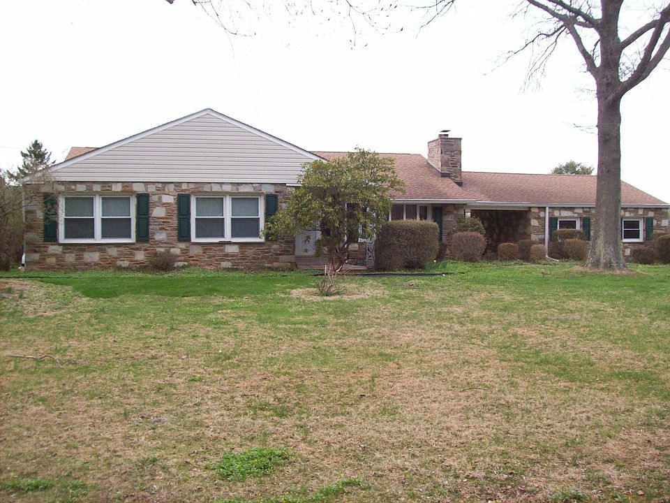 2nd image of 2920 Edgehill Rd