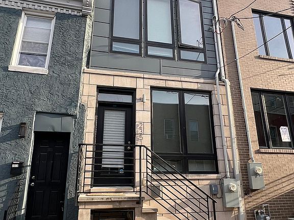 2nd image of 2351 Gerritt St