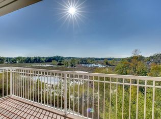 408 Parkers Lake Rd APT 312, Wayzata, MN 55391