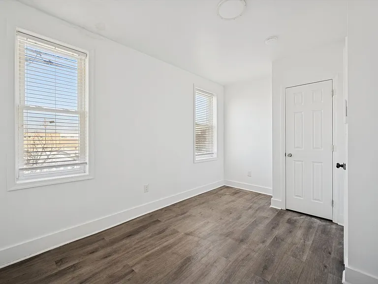 6143 Glenmore Ave — Photo 7