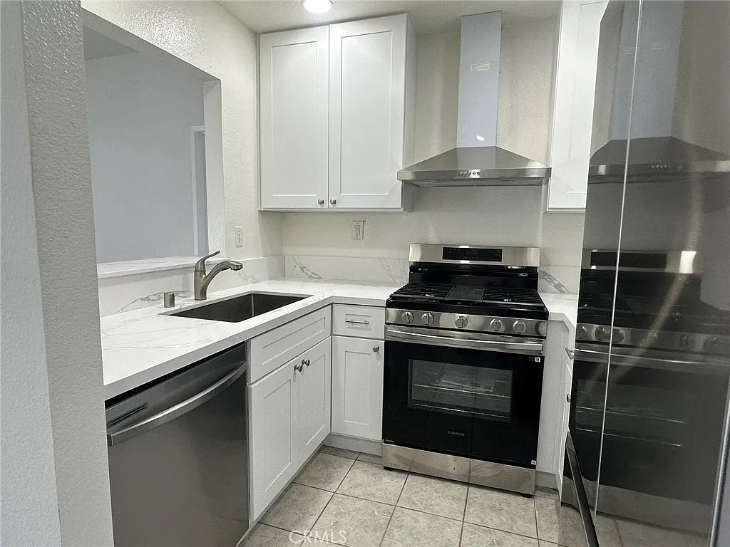 2 bed, 737 sqft, $2,700 — Photo 2