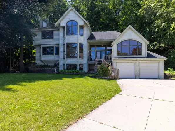 2111 Hollow CIRCLE, West Bend, WI 53090