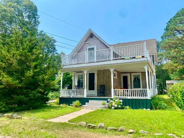 18 Brunswick Ave, Oak Bluffs, MA 02557