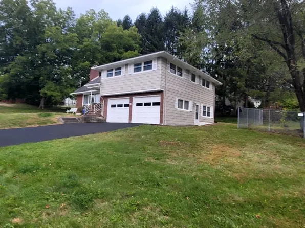 6 Canterbury Dr, Endicott, NY 13760