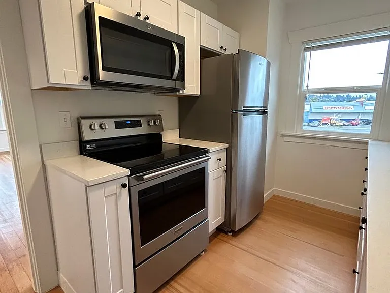 1223 W Nickerson St — Photo 2