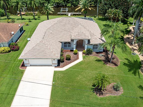 3rd image of 177 NE Royce Avenue