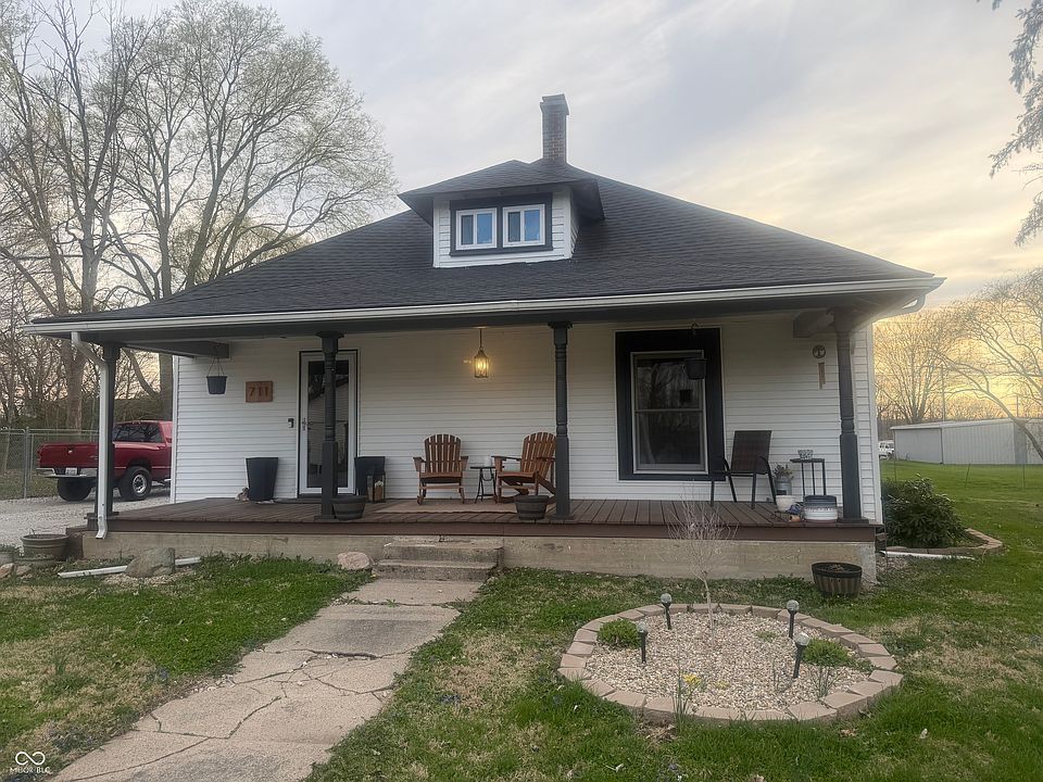 1st image of 711 Illinois St