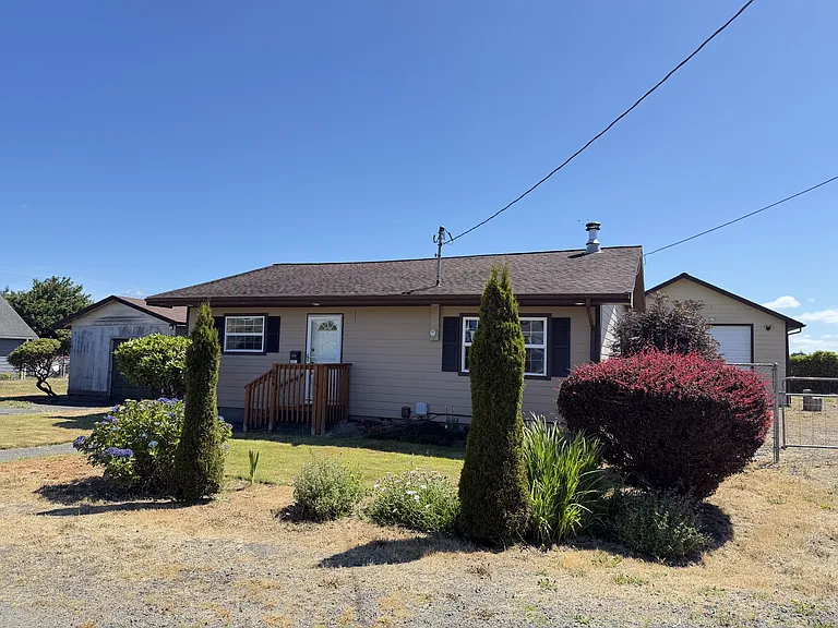 304 Oak St — Photo 1