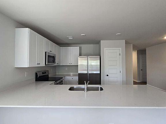5th image of 598 Cambria Dr