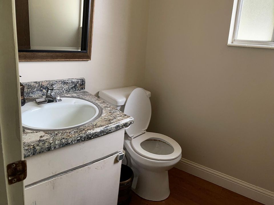 Main floor1/2 bathroom