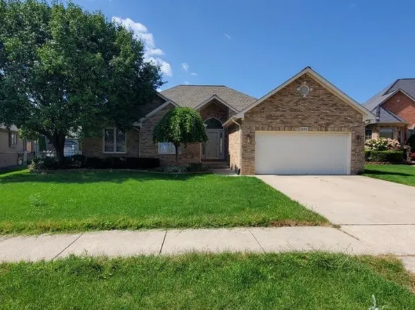 21391 Marina Cir, Macomb, MI 48044