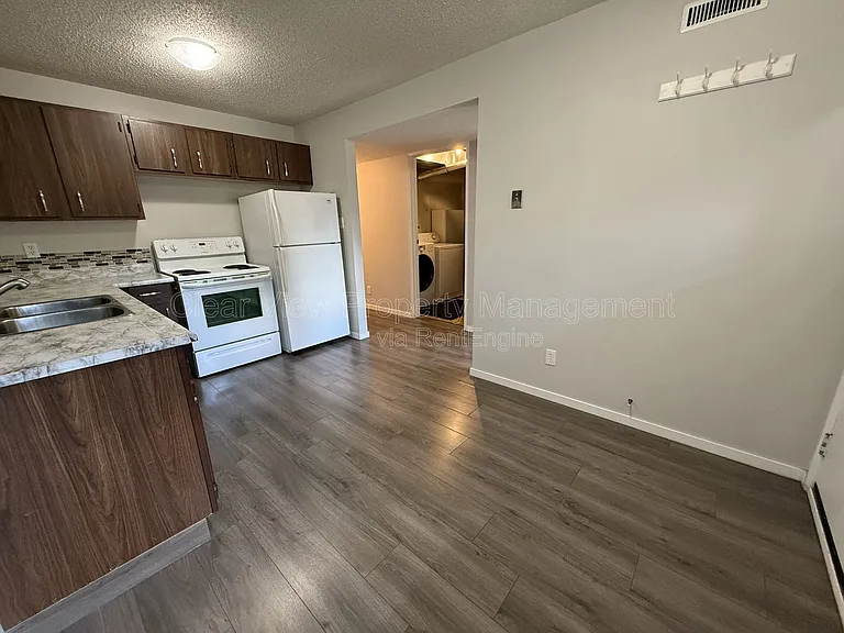 625 Columbia Blvd W #B — Photo 2