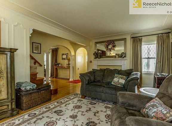 5th image of 609 E 72nd St