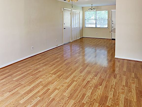 3rd image of 2701 Rosewood Dr