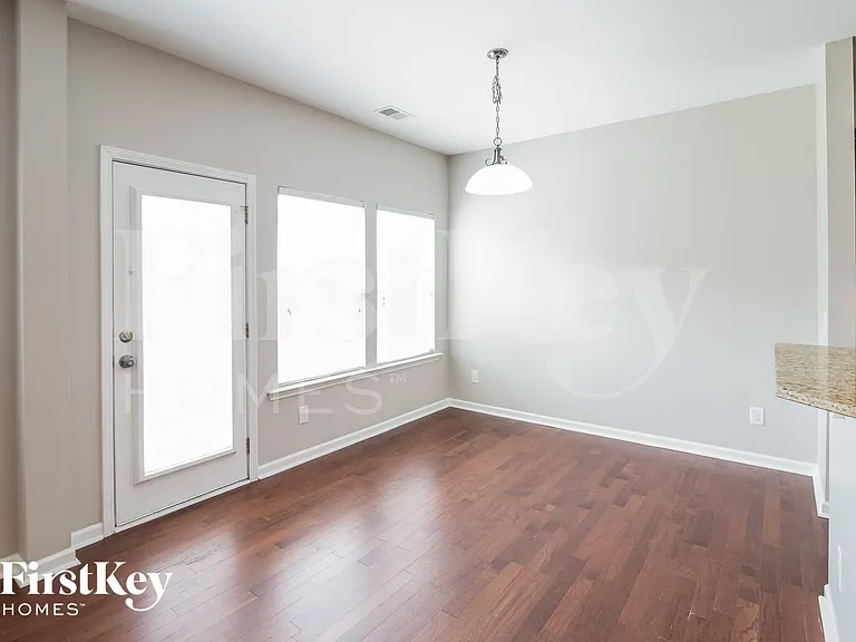 165 Longford Dr — Photo 5