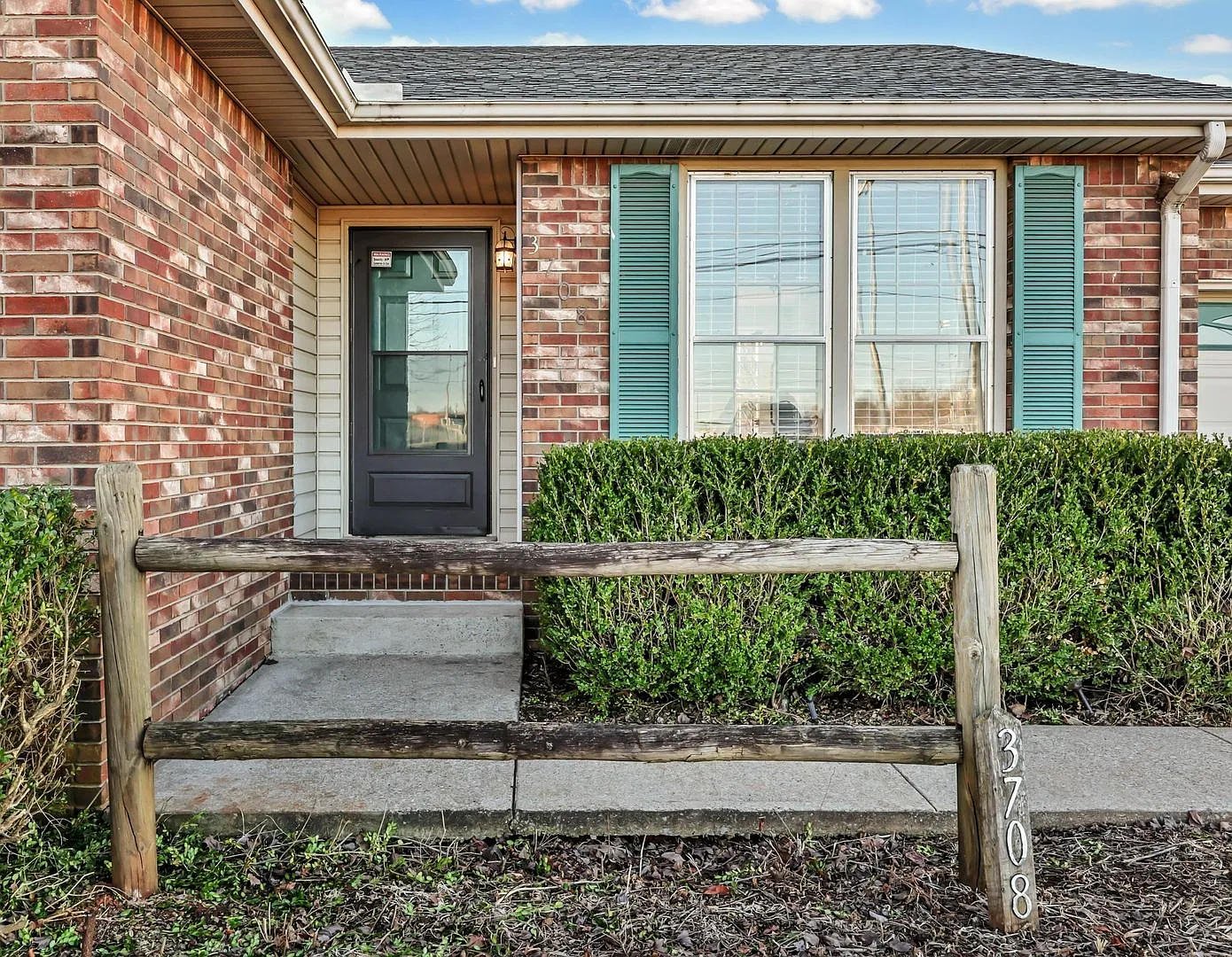 3 Bedroom Ranch Style Home with a Fully Fenced in Backyard! — Photo 4