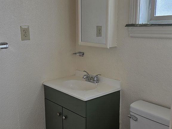 4th image of 1407 Apple Ave