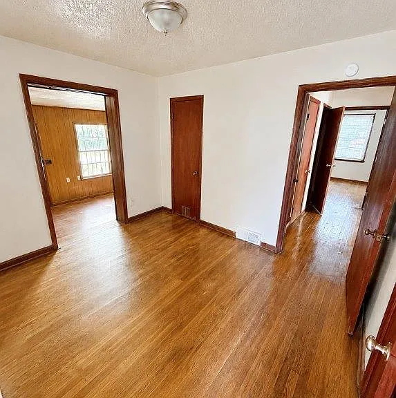3540 Edgeware Rd W — Photo 7