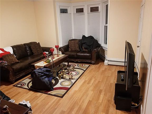 4th image of 183 Chapin Ave
