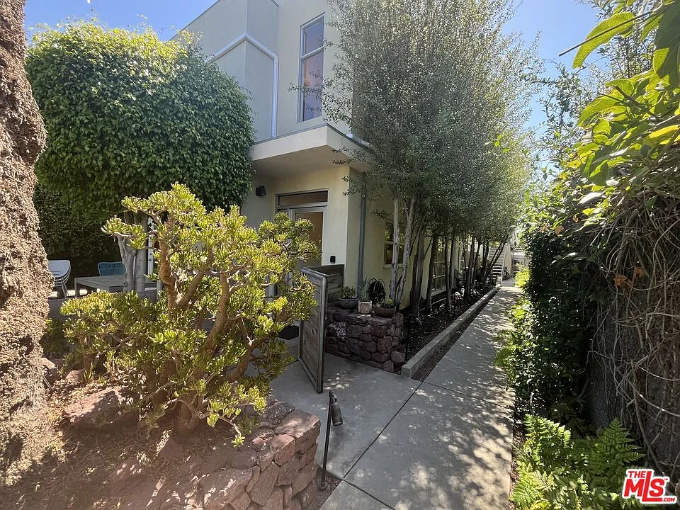2 bed, 2.5 bath, 2069 sqft, $8,995 — Photo 2