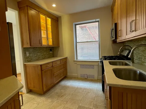 915 East 17th Street image 2 of 15