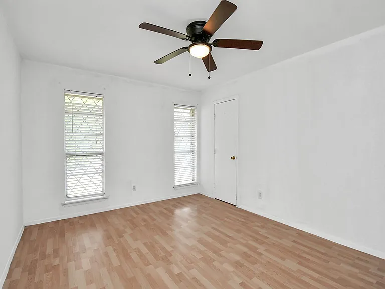 530 Westshire Dr — Photo 8