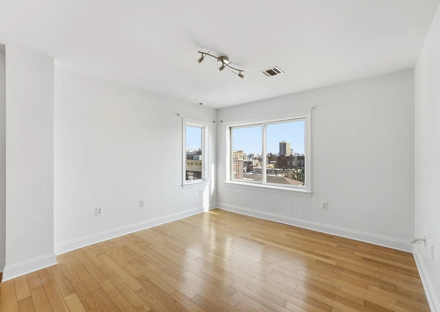 2 bed, 1.0 bath, 955 sqft, $2,850 — Photo 2
