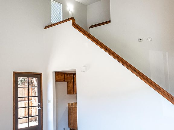 5th image of 940 E Oakridge Ave