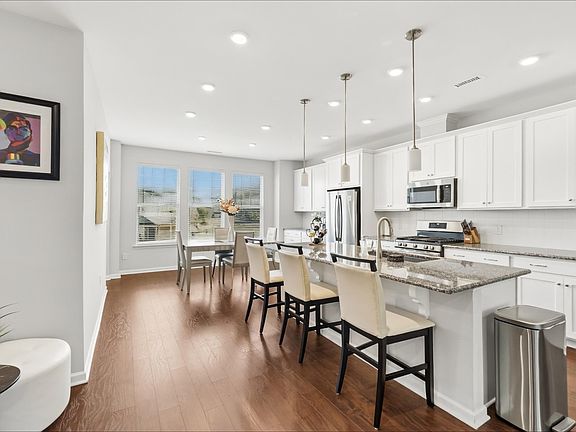 4th image of 1037 Islip Pl