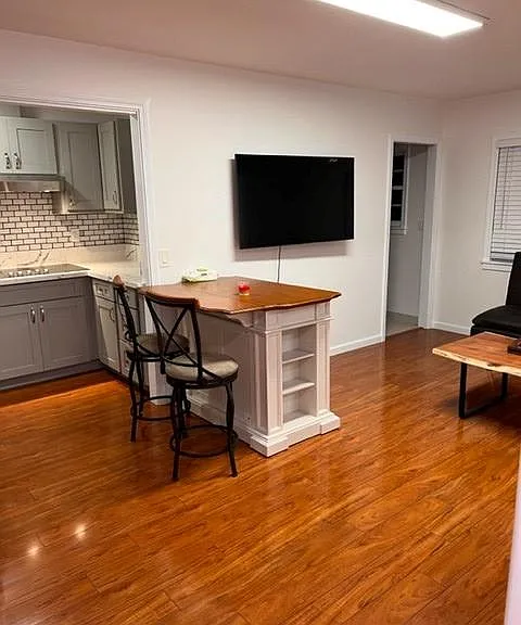 2240A Metcalf St — Photo 2