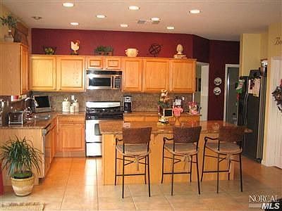 Center Island/ Stainless Steel Appliances