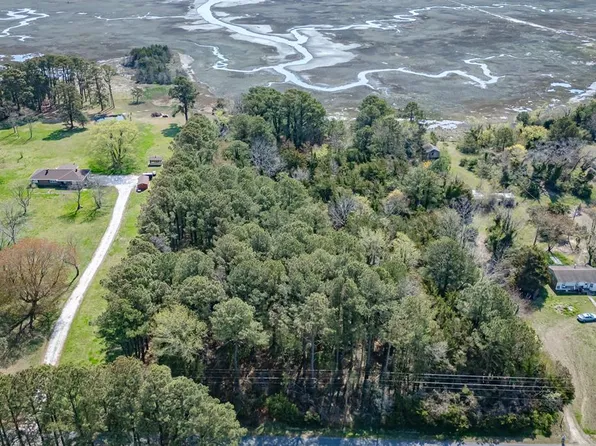 605 Bradfords Neck Rd, Quinby, VA 23423