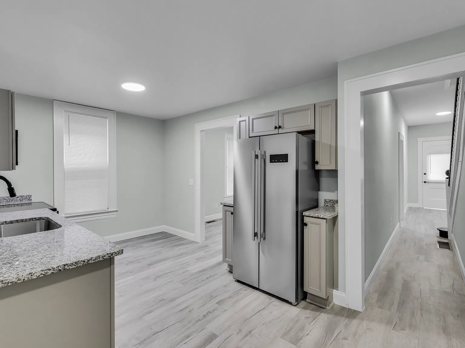 6 bed, 2500 sqft, $3,000 — Photo 4
