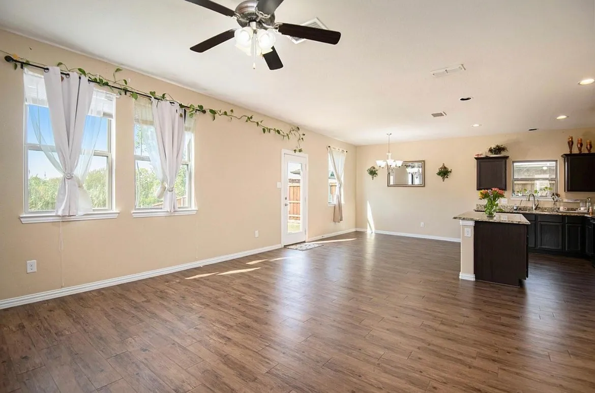 4 bed, 2.5 bath, 2053 sqft, $2,200 — Photo 4