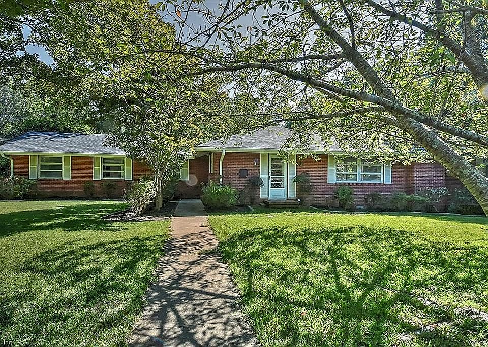 1st image of 1013 Bay Colony Dr