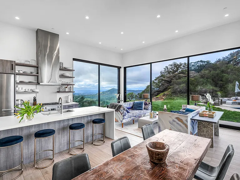 6560 Sonoma Mountain Rd — Photo 17