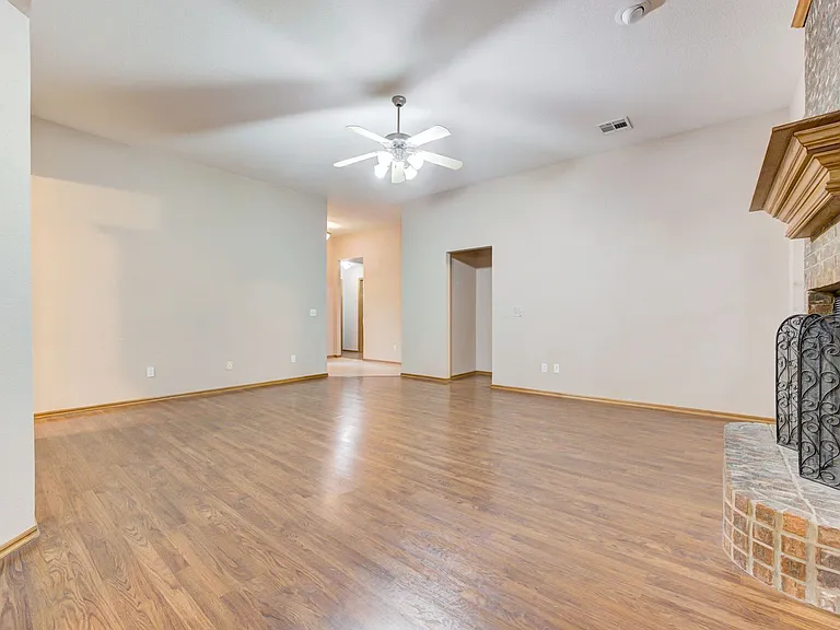 605 Eastview Dr — Photo 10