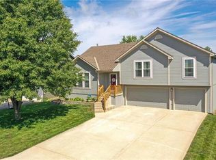 810 SE 13th Ter, Lees Summit, MO 64081
