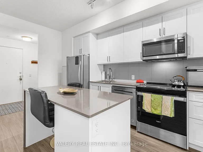 681 Yonge St #615 — Photo 11