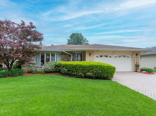 1707 N Aralia Dr, Mount Prospect, IL 60056
