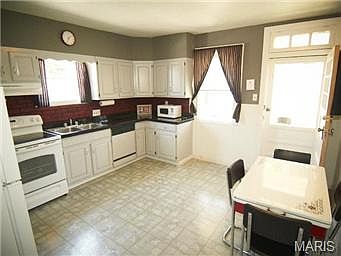 3rd image of 3812 Hoffmeister Ave