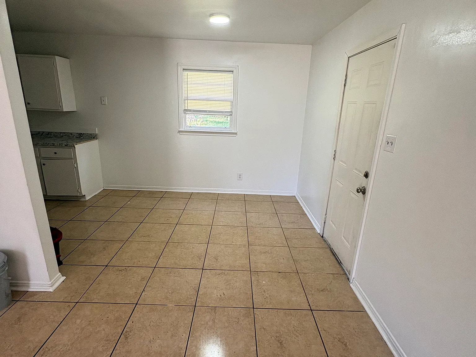 3 bed, 1000 sqft, $1,100 — Photo 3