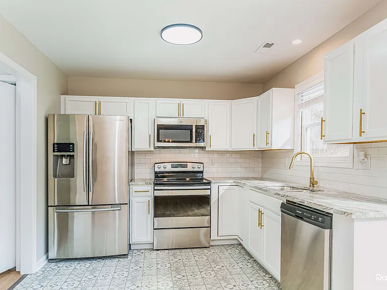3019 Sprucewood Dr — Photo 2