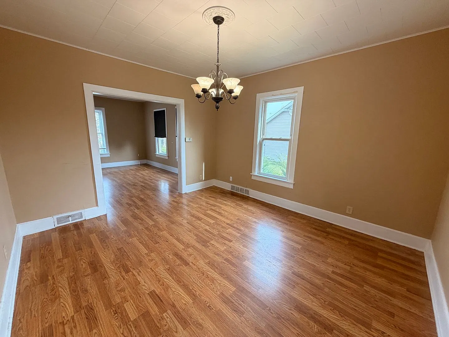Spacious 3-Bedroom Home with 2-Car Garage & Central Air — Photo 2