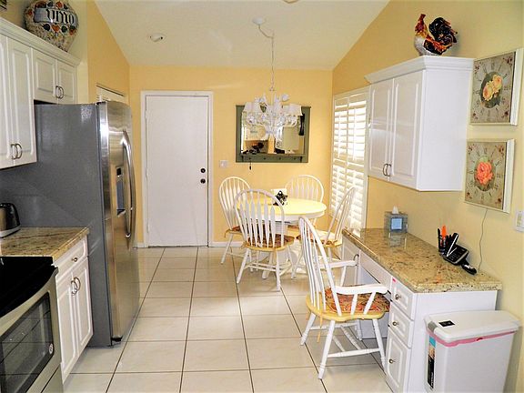 EAT-IN KITCHEN