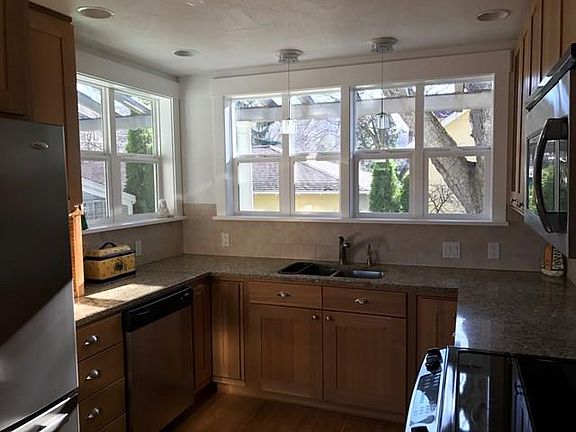 5th image of 206 E Tremont St