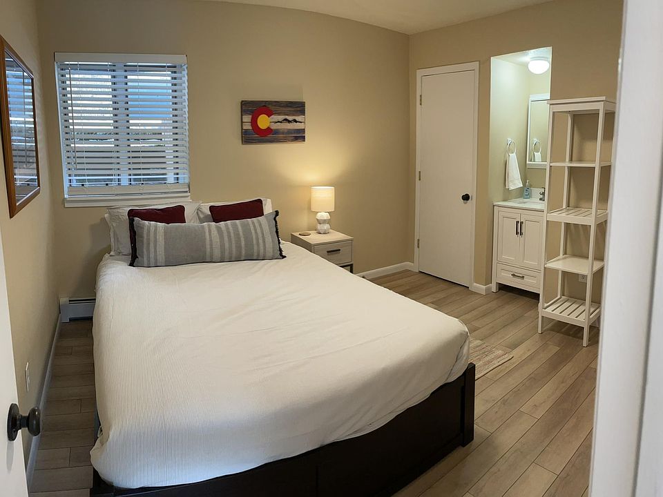 Master bedroom, queen bed, twin trundle.