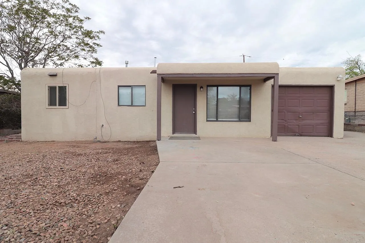 3 bed, 1.0 bath, 924 sqft, $1,850 — Photo 1