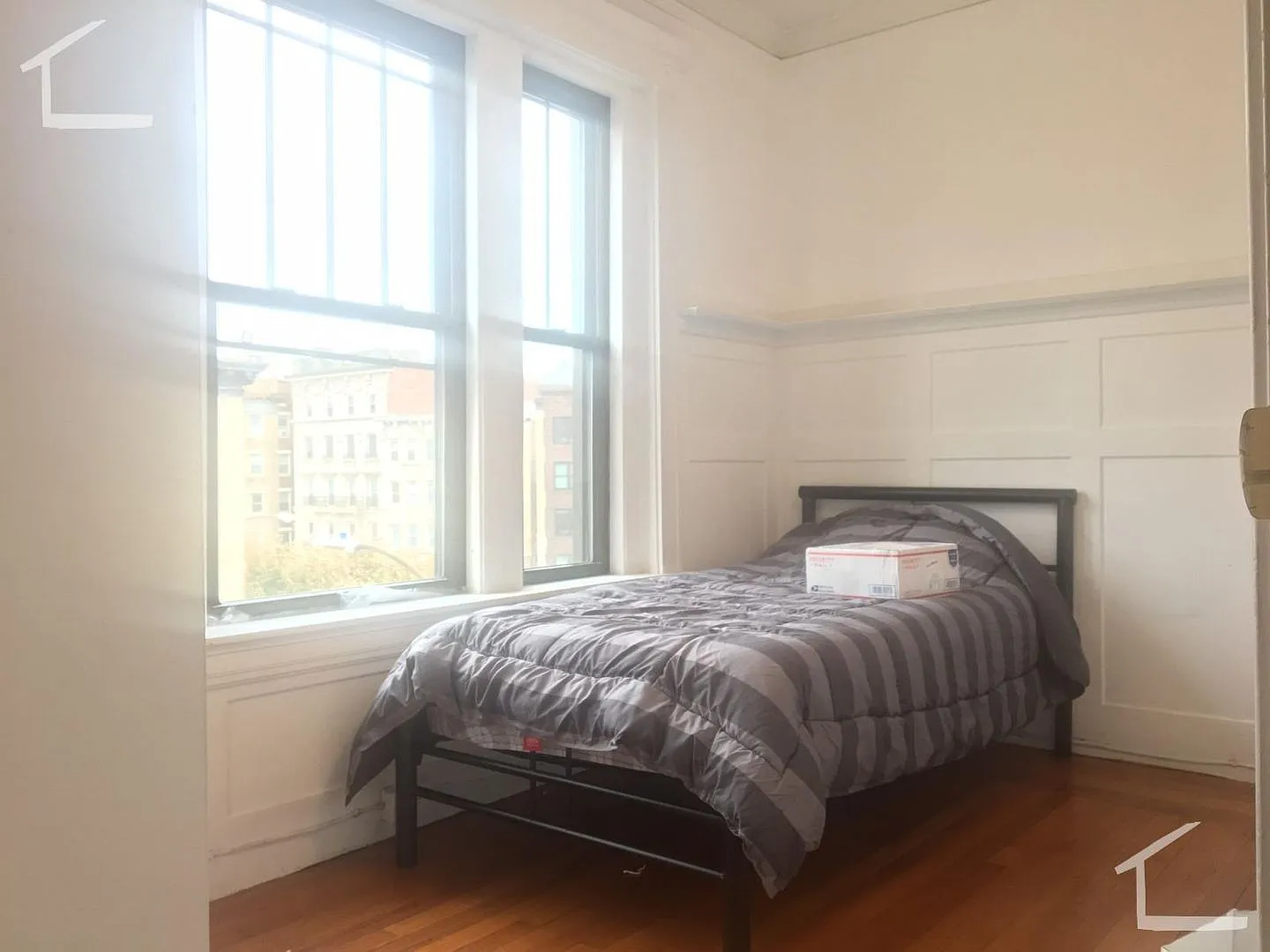 No Brokers Fee, Heat, Hot Water Included. Large Fully Renovated Unit on Kenmore. Steps from the T... — Photo 2